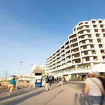 Ivory Seafront With Views!- Fl 15 By Homely *