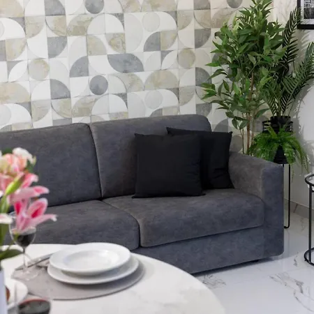 Ivory Seafront With Views!- Fl 15 By Homely *