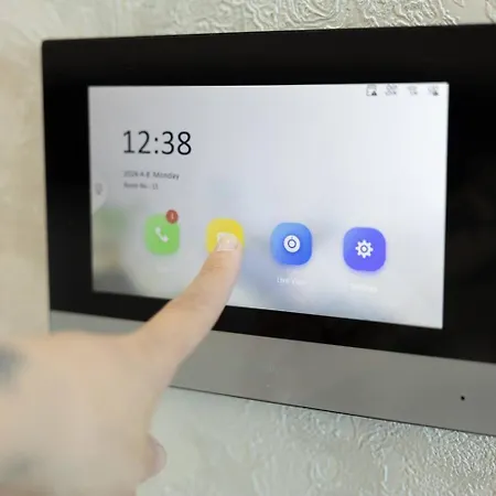 Ivory Seafront With Views!- Fl 15 By Homely