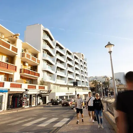 Ivory Seafront With Views!- Fl 15 By Homely