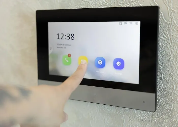 Ivory Seafront With Views!- Fl 15 By Homely