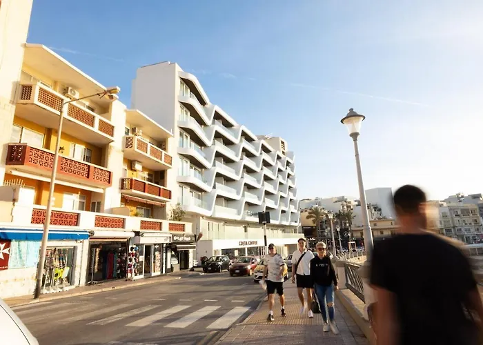 Ivory Seafront With Views!- Fl 15 By Homely