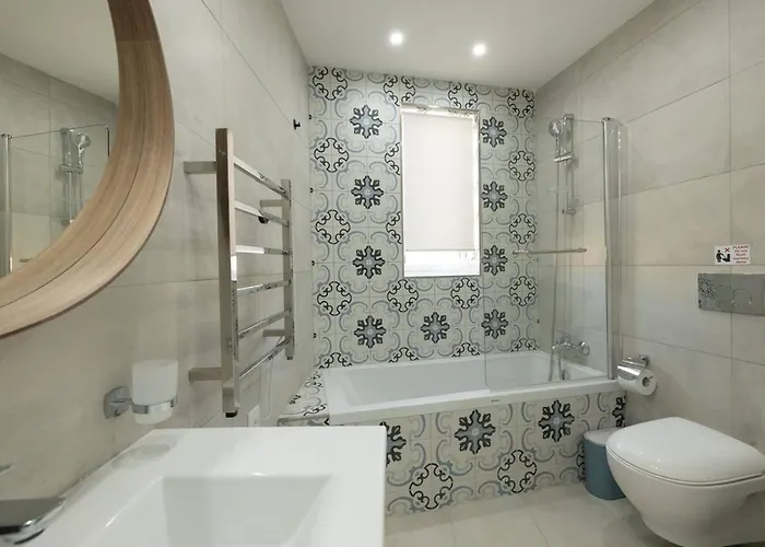 Ivory Seafront With Views!- Fl 15 By Homely *