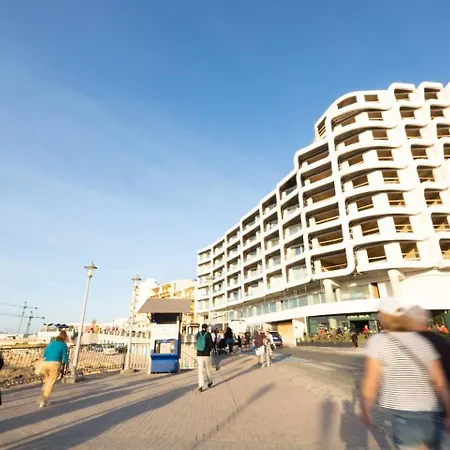 Ivory Seafront With Views!- Fl 15 By Homely *