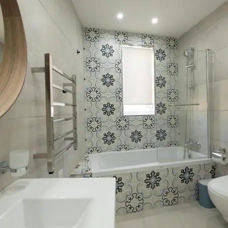 Ivory Seafront With Views!- Fl 15 By Homely *